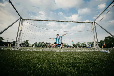 澳门世界杯：公园大妈打法，64岁选手吓袁嘉楠一跳，球拍异形｜世界杯投注规则官方网站（配图示意）